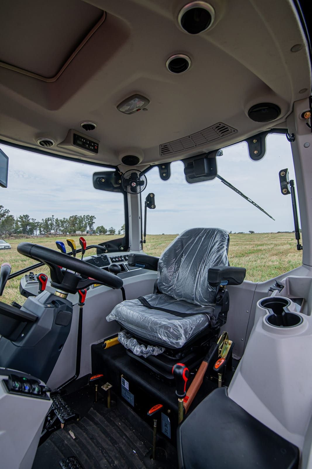 Tractor Traxor TRX 180 por dentro: la cabina con el asiento neumático y los comandos