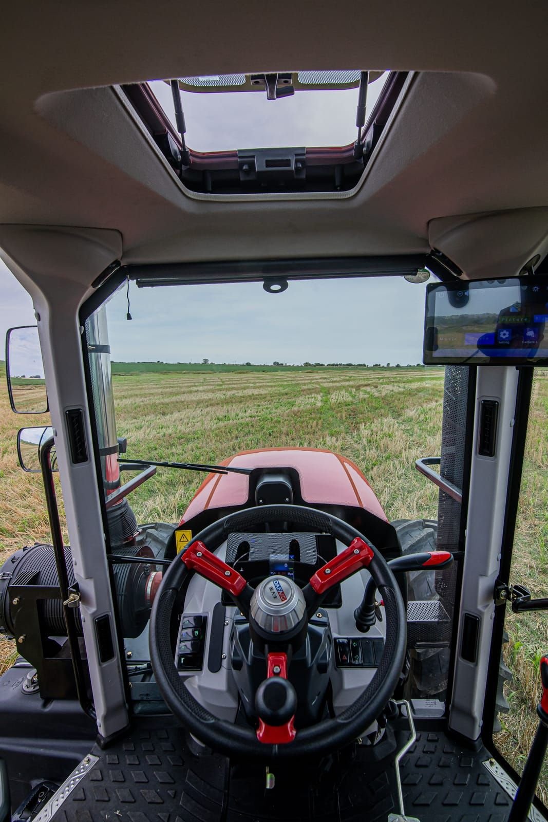 Tractor Traxor TRX 180 por dentro: el volante y el techo solar de la cabina