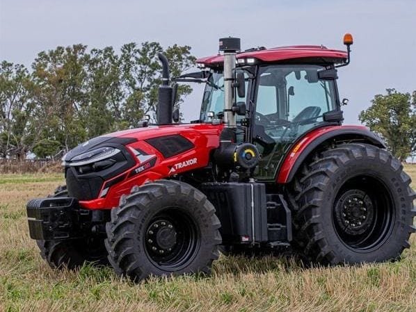 Tractor Traxor TRX 180 rojo con cabina en un lote