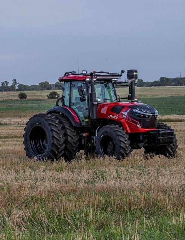 Tractor Traxor TRX 200, igual por fuera al TRX 260, con duales, de frente y de costado en un rastrojo