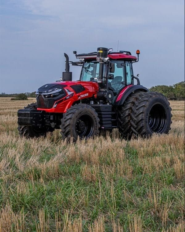 Tractor Traxor TRX 200, igual por fuera al TRX 260, con duales, de frente y de costado, del otro lado