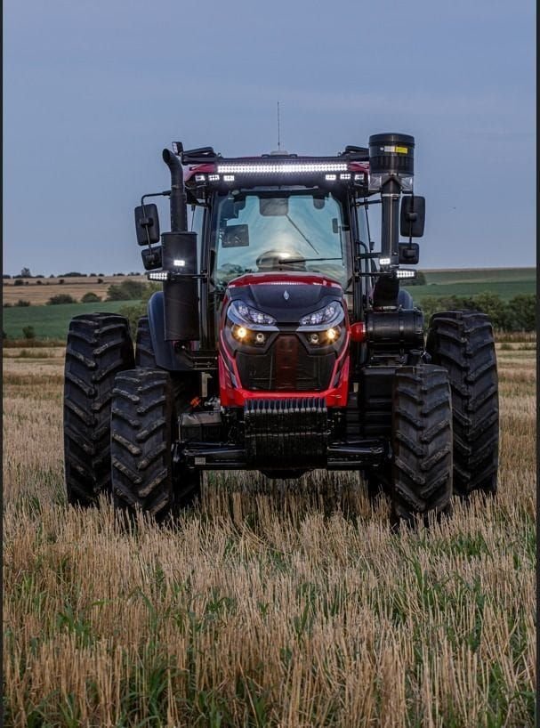 Tractor Traxor TRX 200, igual por fuera al TRX 260, de frente con las luces prendidas
