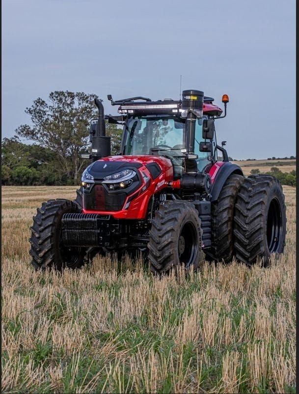 Tractor Traxor TRX 200, igual por fuera al TRX 260, de frente y de costado con los duales a la vista