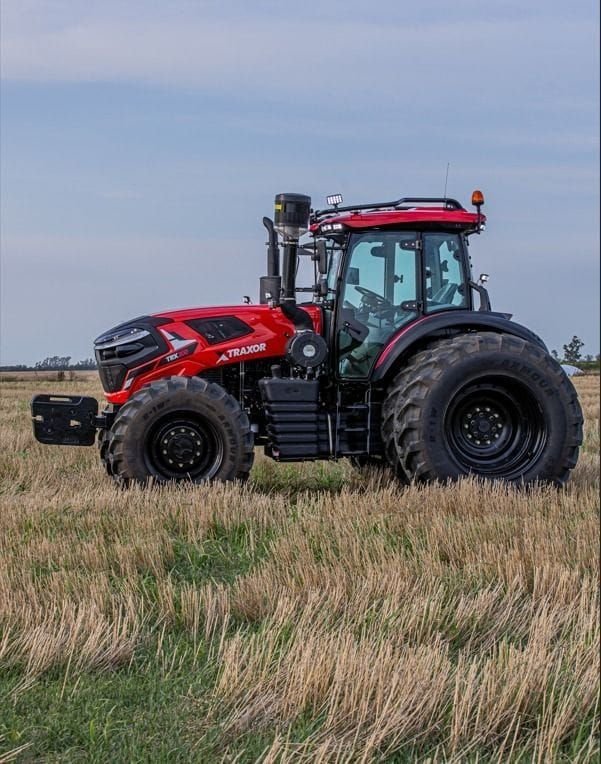 Tractor Traxor TRX 200, igual por fuera al TRX 260, de costado, del lado del escape