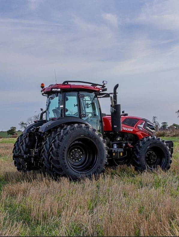 Tractor Traxor TRX 200, igual por fuera al TRX 260, de atrás y de costado con duales
