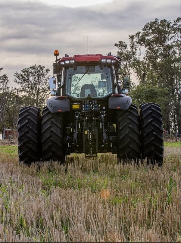 Tractor Traxor TRX 200, igual por fuera al TRX 260, de atrás, con el tres puntos