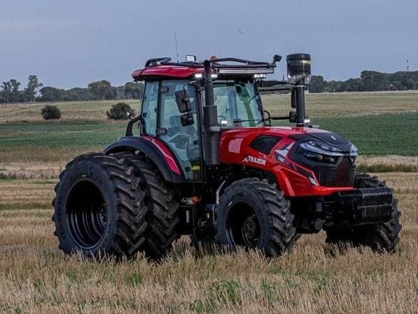 Tractor Traxor TRX 200 con duales, de la misma carrocería que el TRX 220 y el TRX 260