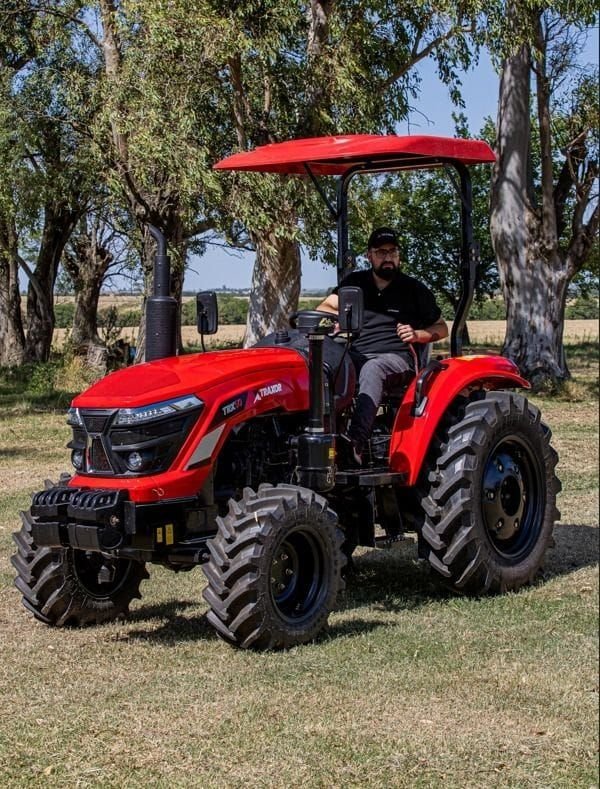 Tractor Traxor TRX 50 manejado por un productor, de frente