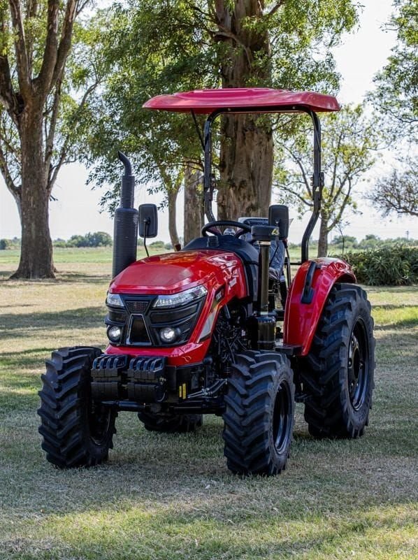 Tractor Traxor TRX 50 de frente, entre árboles