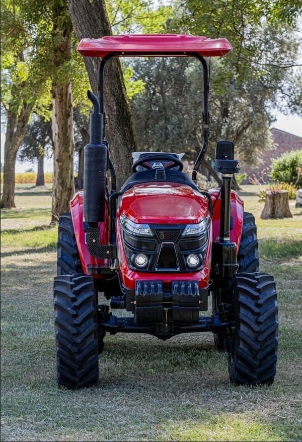 Tractor Traxor TRX 50 de frente, con el techo y la barra antivuelco