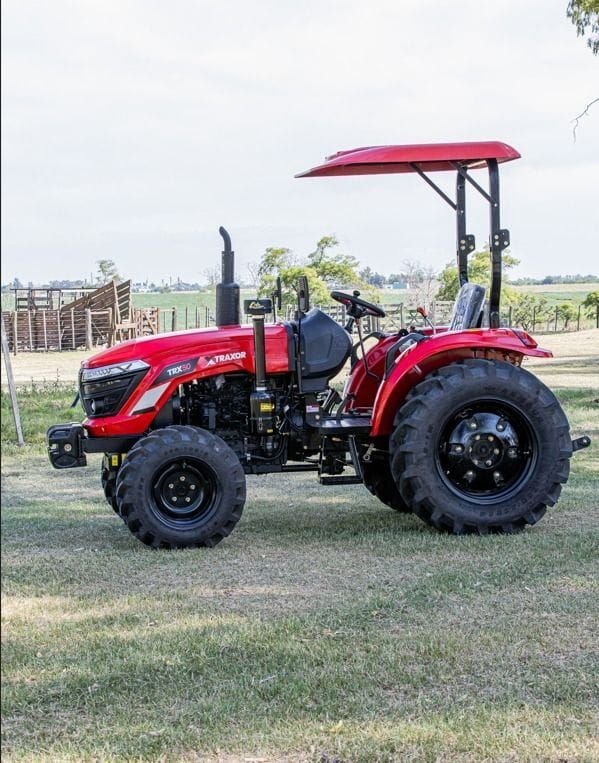 Tractor Traxor TRX 50 de costado, del otro lado