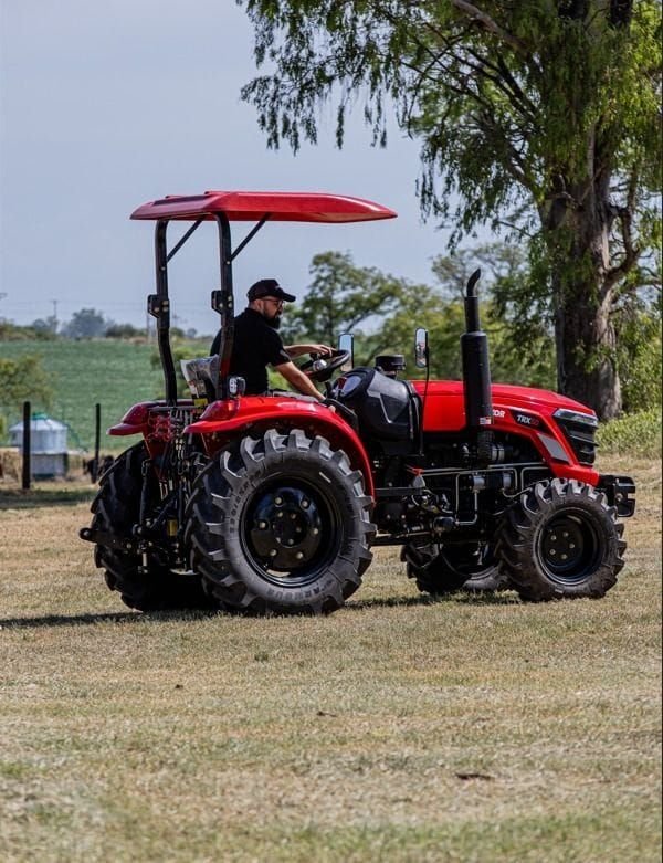 Tractor Traxor TRX 50 trabajando, de atrás y de costado