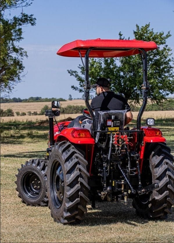 Tractor Traxor TRX 50 de atrás, con el conductor