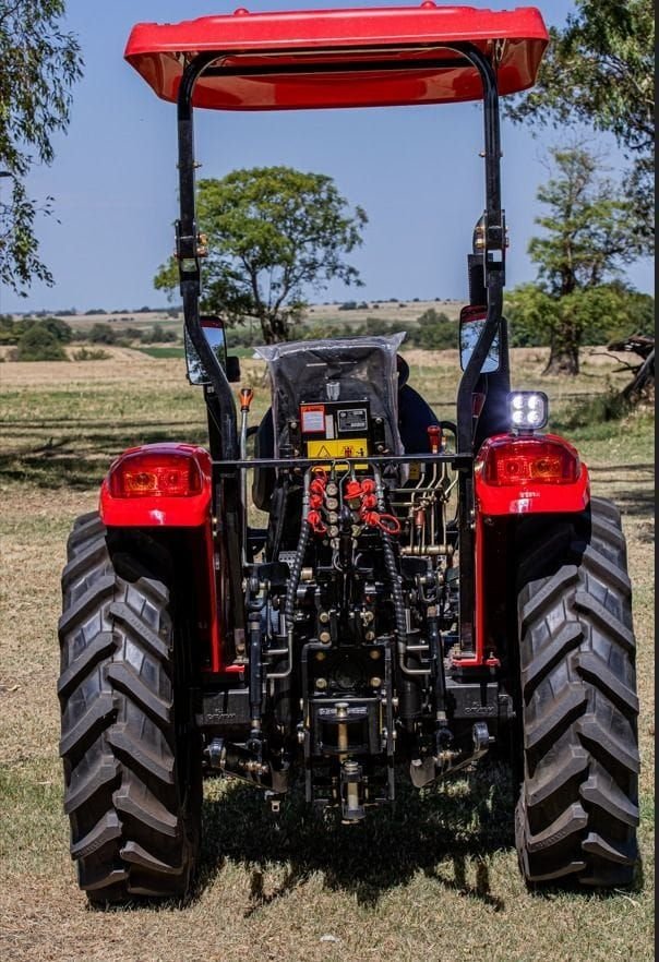 Tractor Traxor TRX 50 de atrás, con el tres puntos