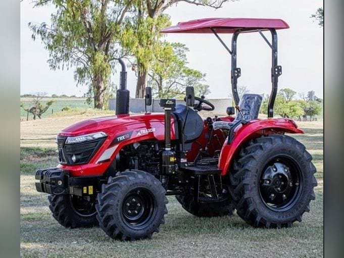 Tractor Traxor TRX 50 rojo con techo y barra antivuelco