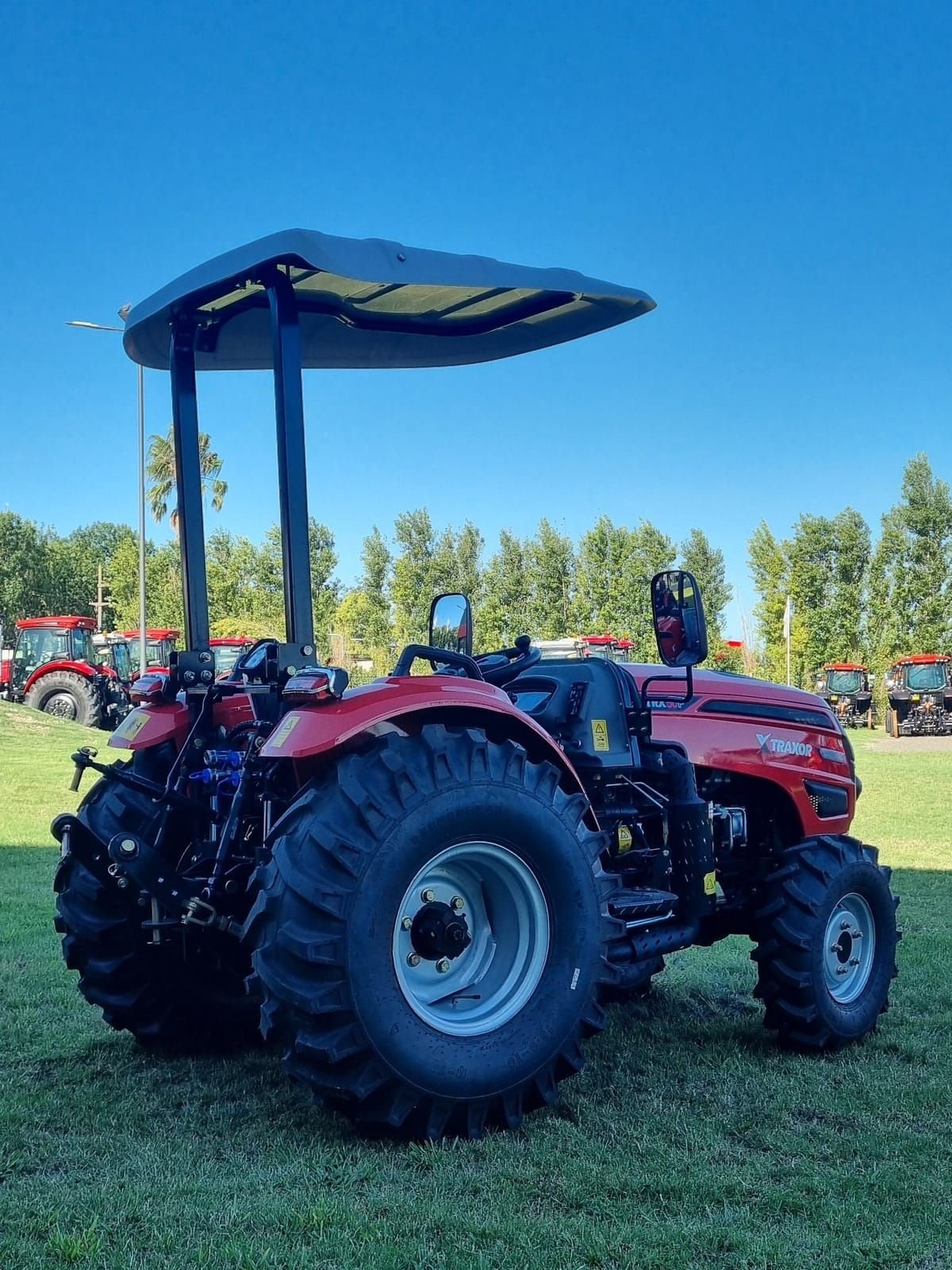 Tractor compacto Traxor TRX 50 P de atrás y de costado, con el tres puntos