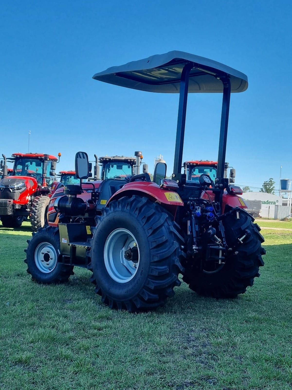 Tractor compacto Traxor TRX 50 P de atrás y de costado, del otro lado