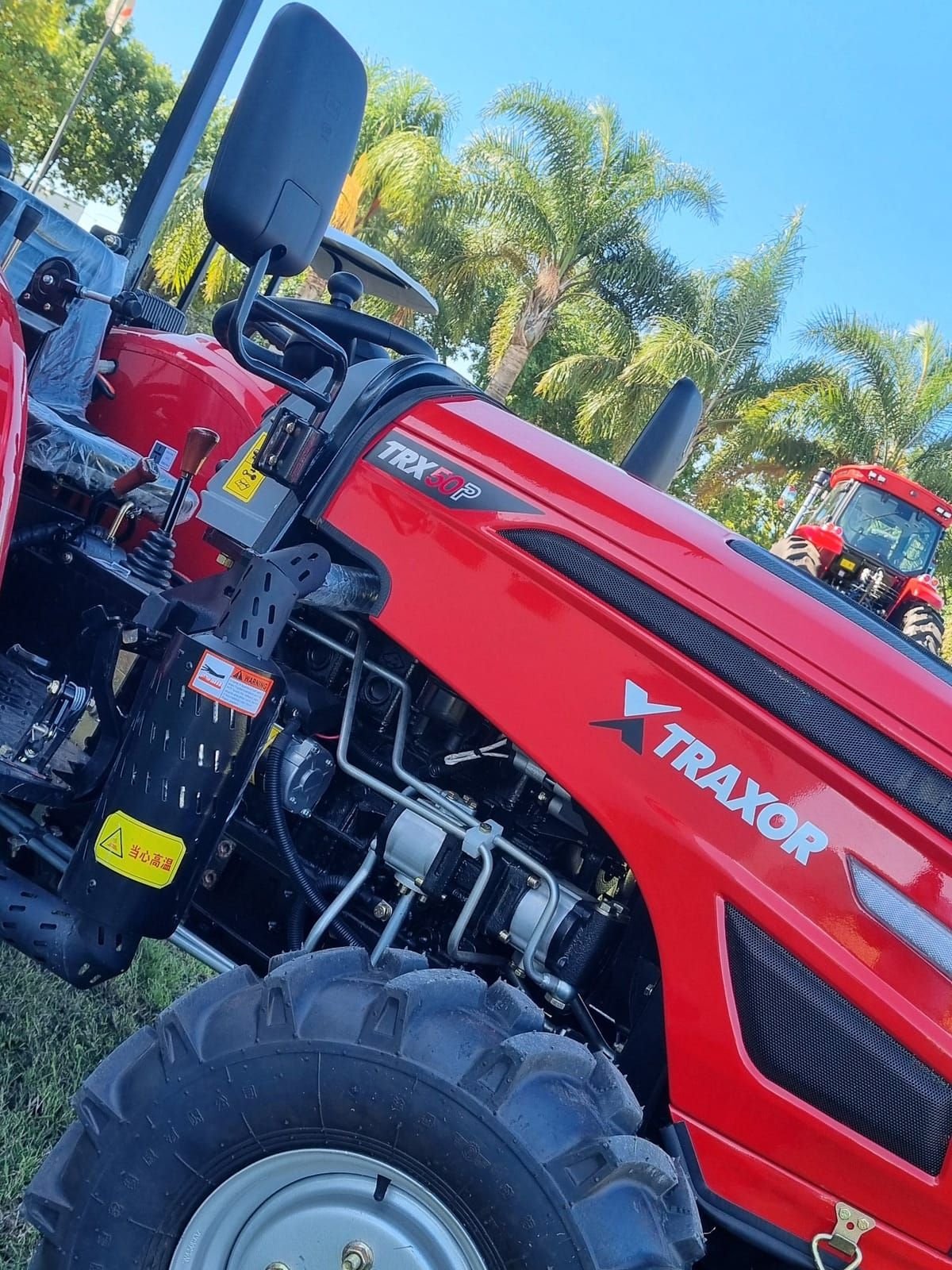Tractor compacto Traxor TRX 50 P de cerca: capot y rueda delantera