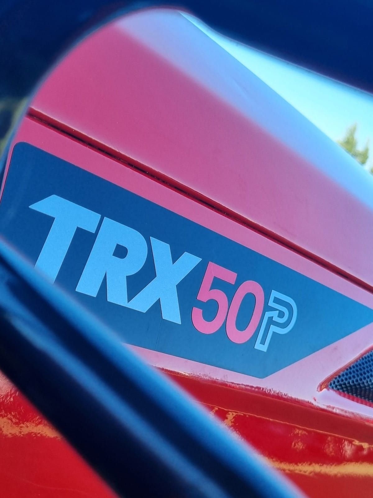 Tractor compacto Traxor TRX 50 P de cerca: el logo TRX 50P en el capot