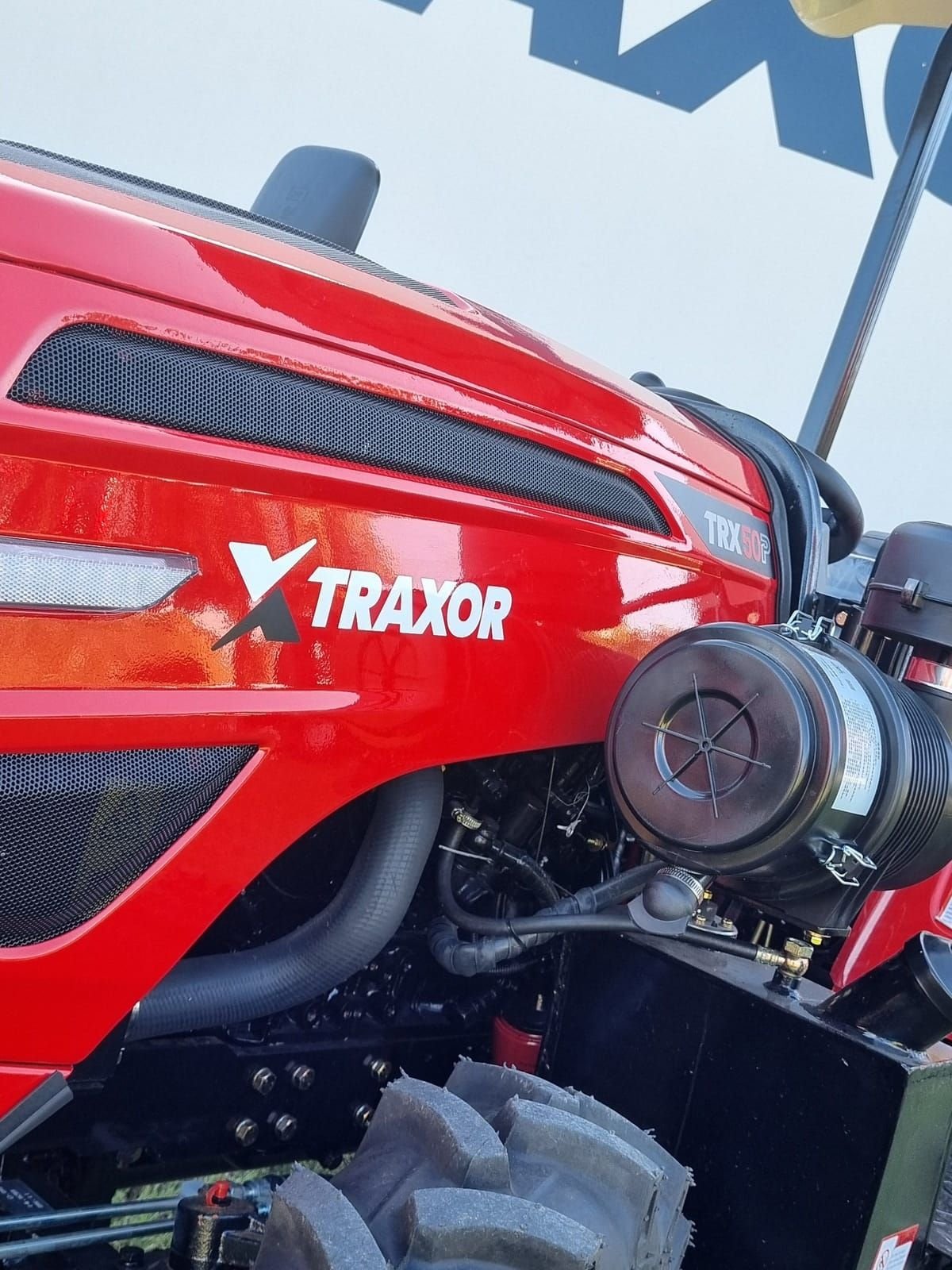 Tractor compacto Traxor TRX 50 P de cerca: el motor y el filtro de aire