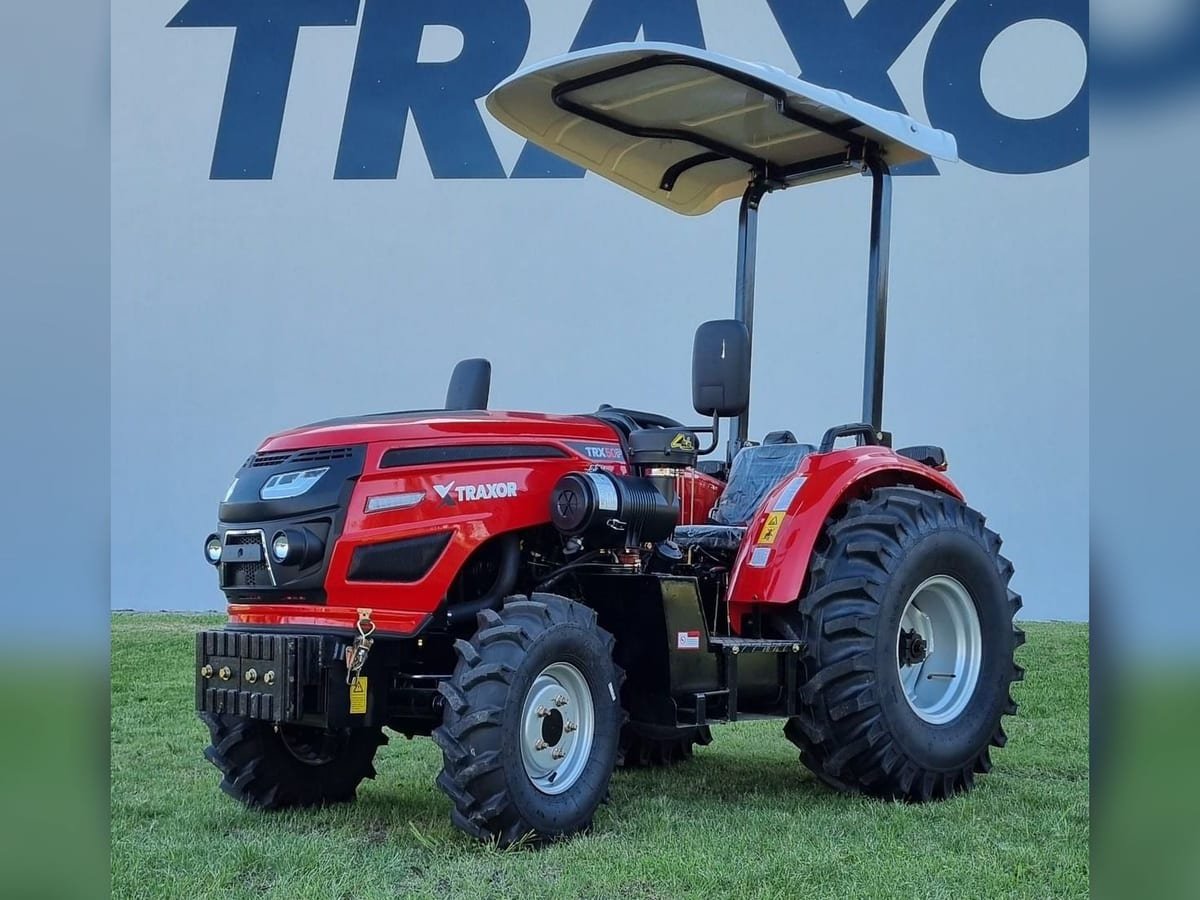 Tractor compacto Traxor TRX 50 P rojo con techo