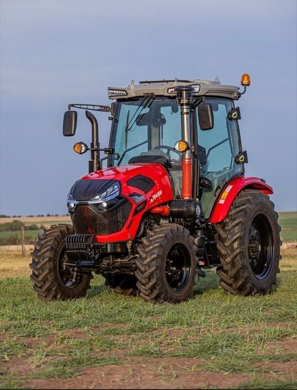 Tractor Traxor TRX 80 con cabina, de frente y de costado en el campo