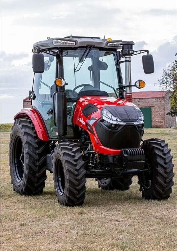 Tractor Traxor TRX 80 con cabina, de frente, con las luces