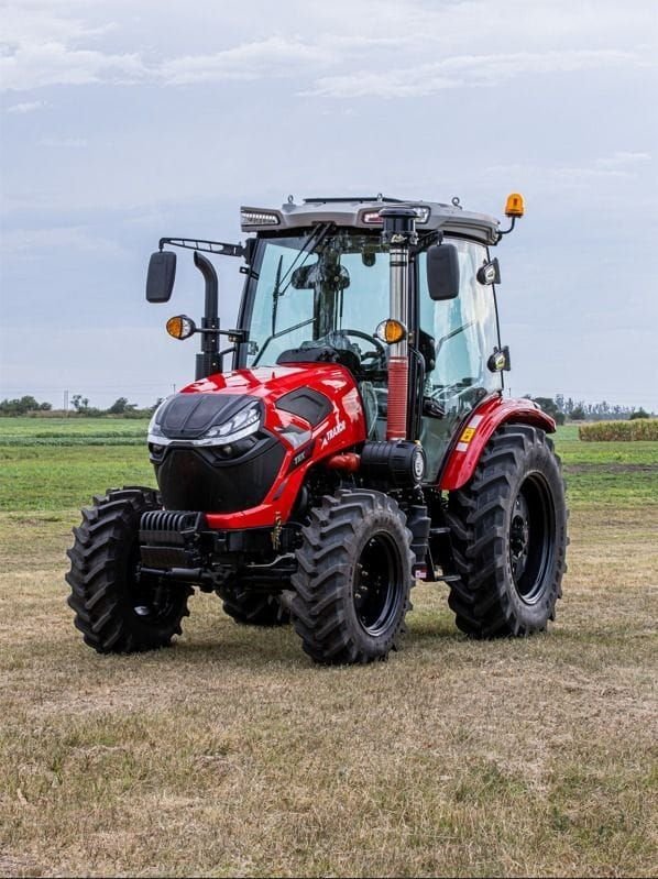 Tractor Traxor TRX 80 con cabina, de frente y de costado, del otro lado