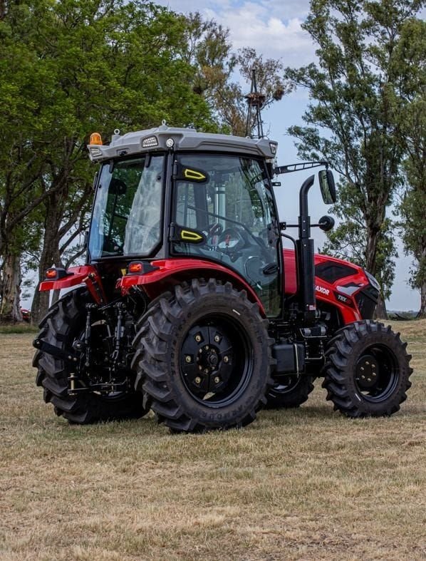 Tractor Traxor TRX 80 con cabina, de atrás y de costado