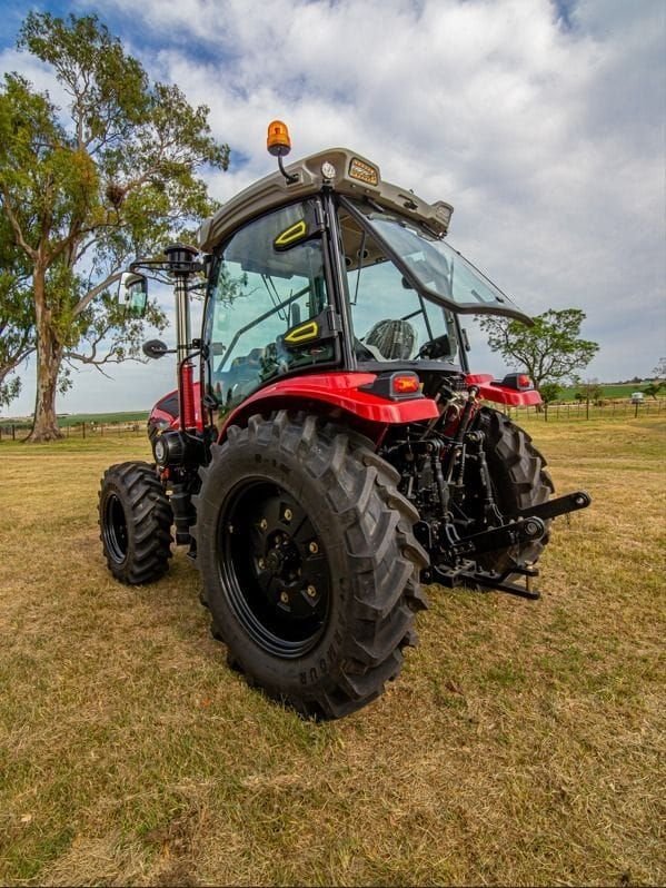 Tractor Traxor TRX 80 con cabina, de atrás