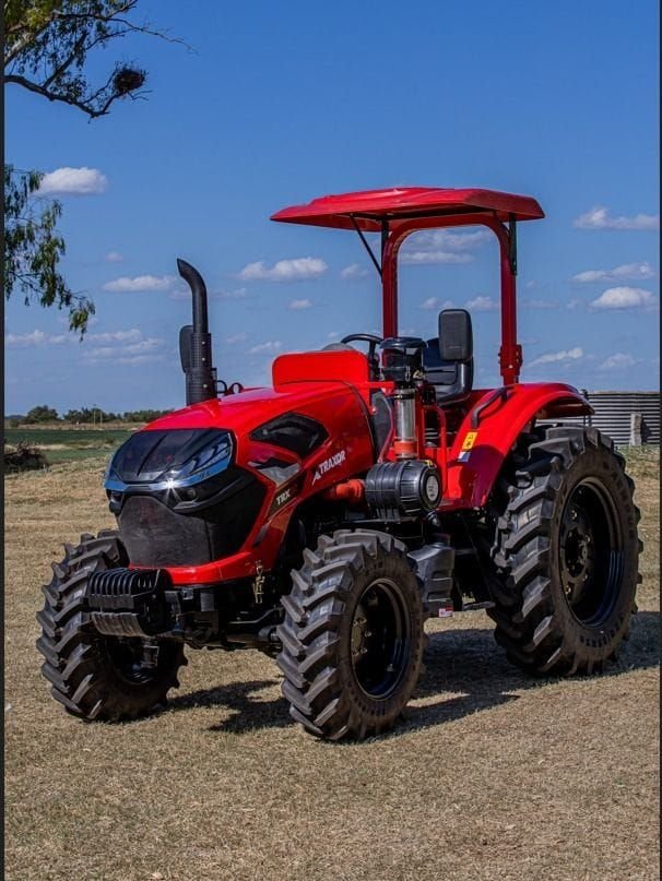 Tractor Traxor TRX 80 con techo, de frente y de costado