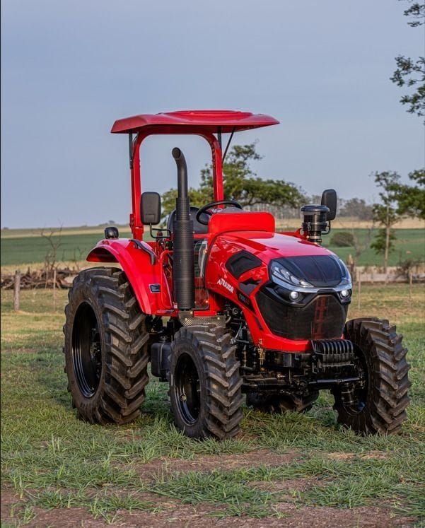 Tractor Traxor TRX 80 con techo, de frente y de costado en el campo