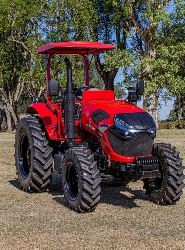 Tractor Traxor TRX 80 con techo, de frente y de costado, del otro lado