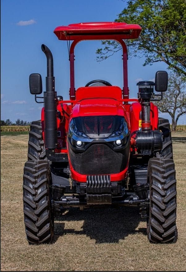 Tractor Traxor TRX 80 con techo, de frente