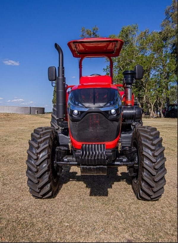 Tractor Traxor TRX 80 con techo y barra antivuelco, de frente