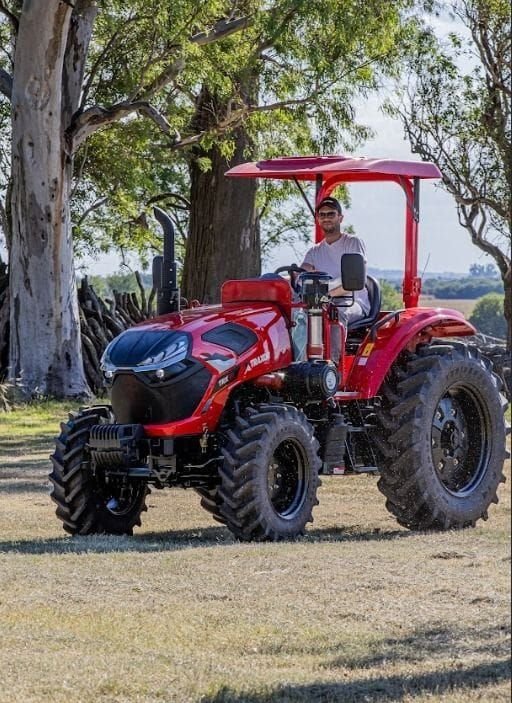 Tractor Traxor TRX 80 con techo, manejado por un productor