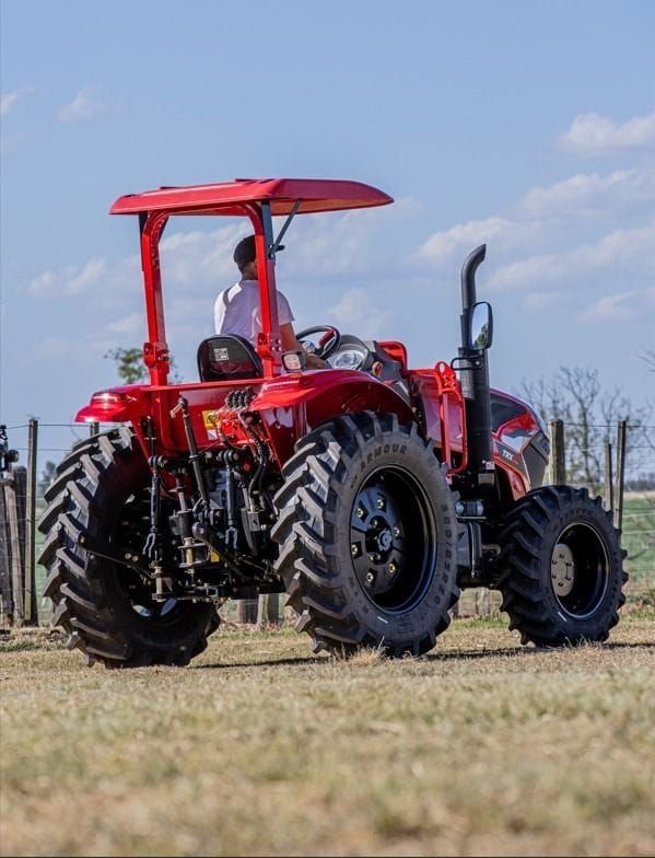 Tractor Traxor TRX 80 con techo, de atrás con el conductor