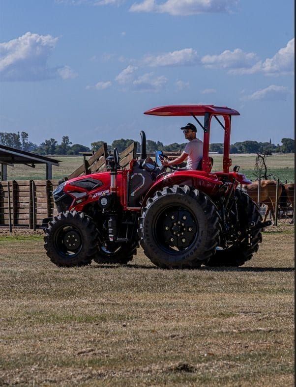 Tractor Traxor TRX 80 con techo, de atrás y de costado junto al corral