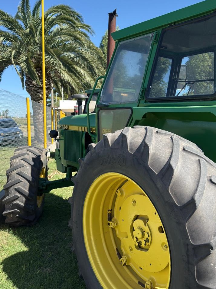 JOHN DEERE 3350 Cabinado año 1996